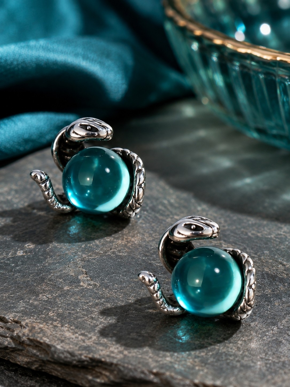 MODCLOTH PYTHON GOTH PUNK STUD EARRINGS